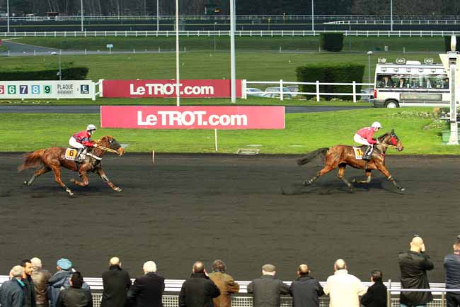 Photo d'arrivée de la course pmu PRIX D'ISSOUDUN à PARIS-VINCENNES le Samedi 19 décembre 2015