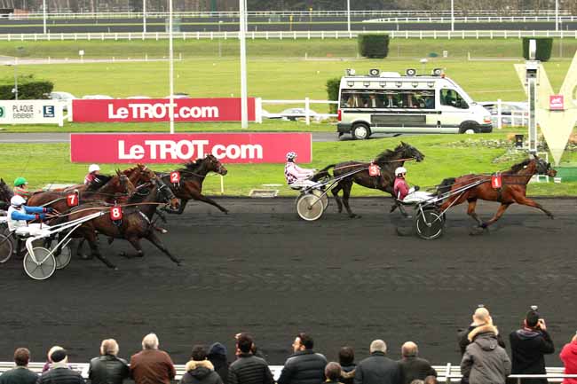 Photo d'arrivée de la course pmu PRIX JEAN DUMOUCH - PRIX DE CHATEAUDUN à PARIS-VINCENNES le Dimanche 20 décembre 2015