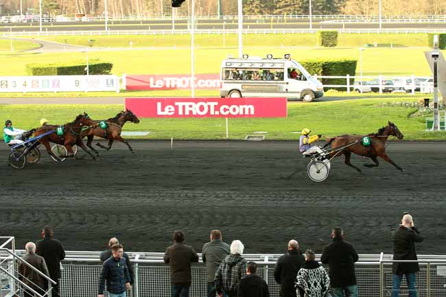 Photo d'arrivée de la course pmu PRIX DE FUSTIGNAC à PARIS-VINCENNES le Mardi 22 décembre 2015
