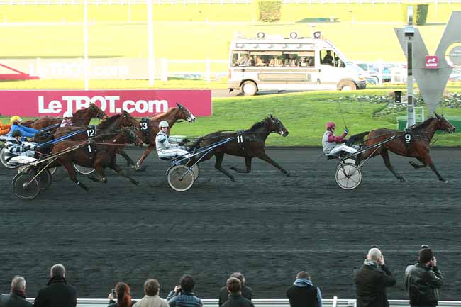 Photo d'arrivée de la course pmu PRIX UNE DE MAI à PARIS-VINCENNES le Samedi 26 décembre 2015