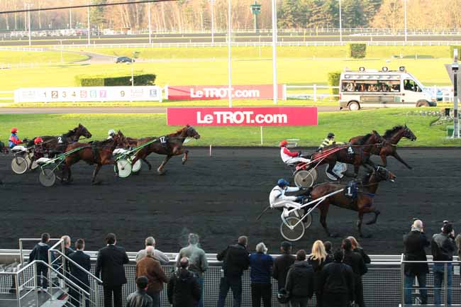 Photo d'arrivée de la course pmu PRIX DE LUYNES à PARIS-VINCENNES le Samedi 26 décembre 2015