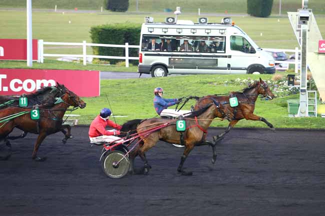 Photo d'arrivée de la course pmu PRIX DU MERLERAULT à PARIS-VINCENNES le Lundi 28 décembre 2015