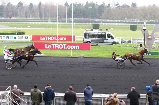 Photo d'arrivée de la course pmu PRIX DU CROISE-LAROCHE à PARIS-VINCENNES le Vendredi 1 janvier 2016