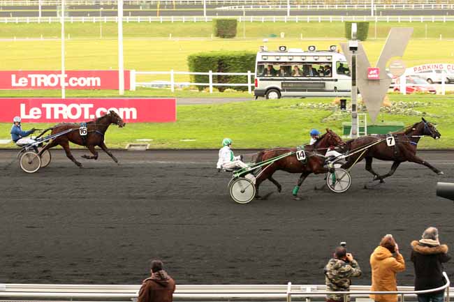 Photo d'arrivée de la course pmu PRIX DE TOURNON à PARIS-VINCENNES le Lundi 4 janvier 2016