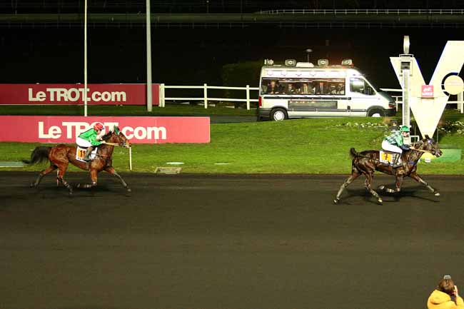 Photo d'arrivée de la course pmu PRIX DE PORTBAIL à PARIS-VINCENNES le Lundi 4 janvier 2016