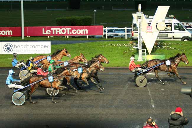 Photo d'arrivée de la course pmu PRIX DE VIC-FEZENSAC à PARIS-VINCENNES le Dimanche 10 janvier 2016