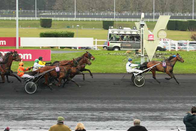 Photo d'arrivée de la course pmu PRIX DE BERNAY à PARIS-VINCENNES le Samedi 23 janvier 2016