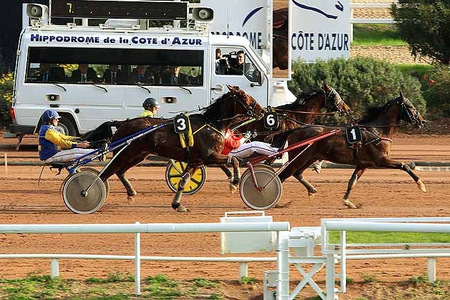 Photo d'arrivée de la course pmu PRIX TIGRE ROYAL à CAGNES-SUR-MER le Mercredi 27 janvier 2016