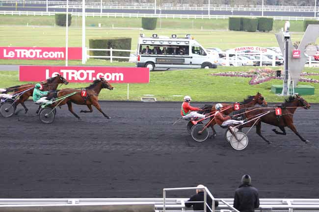 Photo d'arrivée de la course pmu PRIX D'EPINAY à PARIS-VINCENNES le Jeudi 25 février 2016
