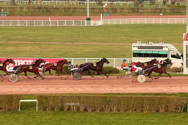 Photo d'arrivée de la course pmu PRIX QUICK WILLIAMS à ENGHIEN le Samedi 27 février 2016