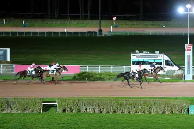 Photo d'arrivée de la course pmu PRIX DE MIMIZAN à ENGHIEN le Samedi 27 février 2016