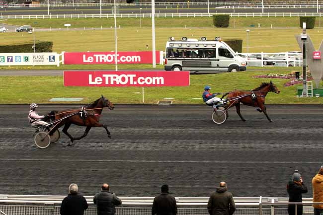 Photo d'arrivée de la course pmu PRIX DE MONPAZIER à PARIS-VINCENNES le Samedi 5 mars 2016