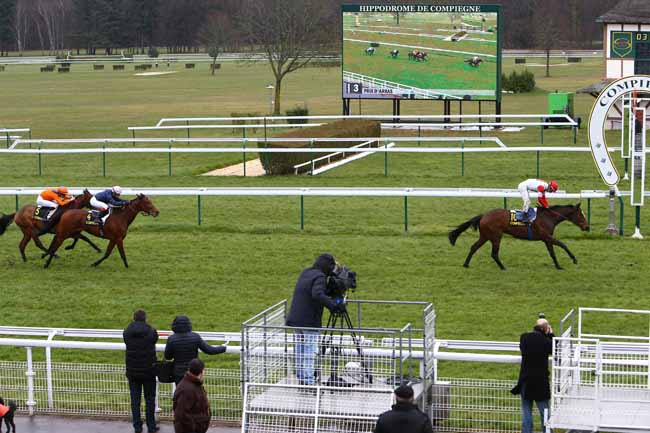 Photo d'arrivée de la course pmu PRIX D'ARRAS à COMPIEGNE le Mercredi 9 mars 2016
