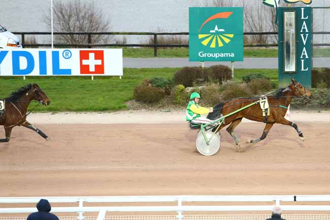 Photo d'arrivée de la course pmu PRIX DES TROIS PROVINCES à LAVAL le Mercredi 16 mars 2016