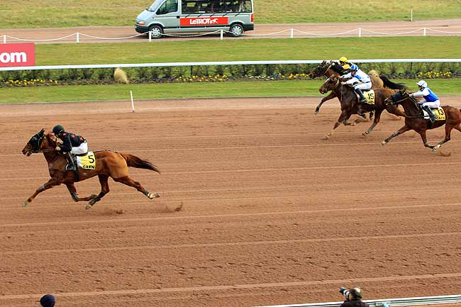 Photo d'arrivée de la course pmu PRIX DE FRENOUVILLE à CAEN le Vendredi 18 mars 2016