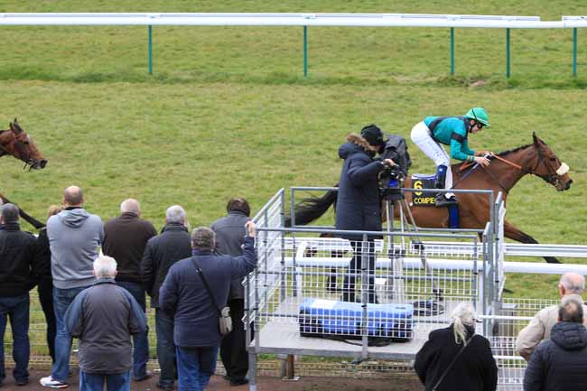 Photo d'arrivée de la course pmu PRIX DE SOISSONS à COMPIEGNE le Lundi 21 mars 2016