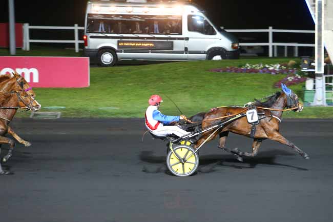 Photo d'arrivée de la course pmu PRIX CLORINDE à PARIS-VINCENNES le Vendredi 25 mars 2016
