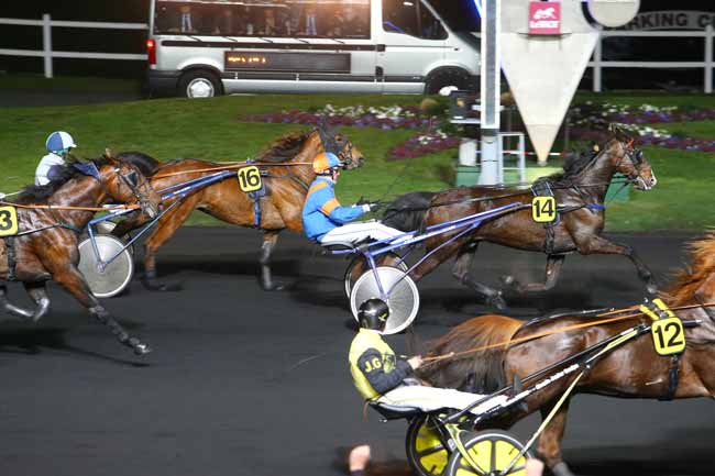 Photo d'arrivée de la course pmu PRIX ENCELADUS à PARIS-VINCENNES le Vendredi 25 mars 2016