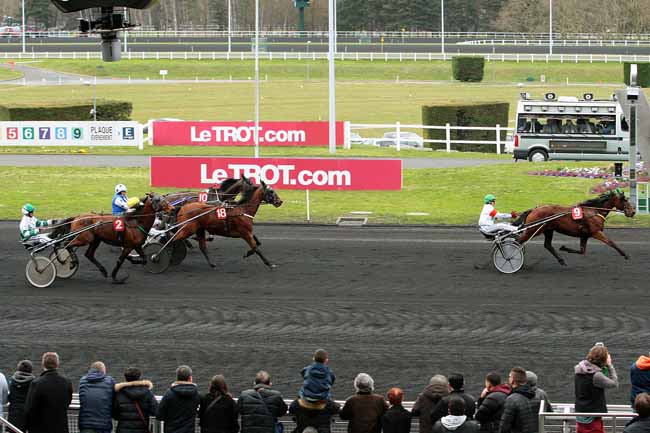 Photo d'arrivée de la course pmu PRIX DE BEAUMESNIL à PARIS-VINCENNES le Samedi 26 mars 2016