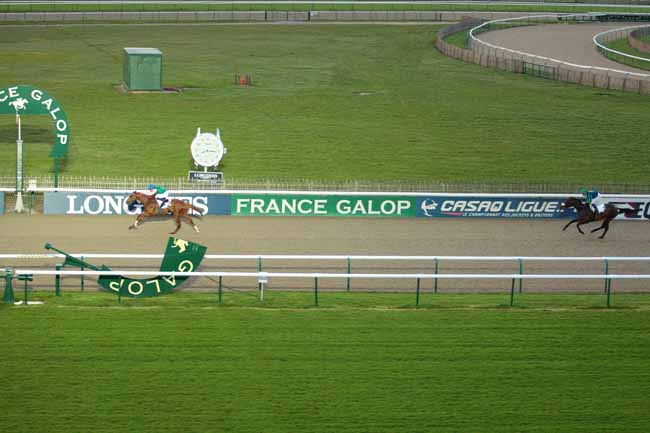 Photo d'arrivée de la course pmu PRIX DU CHEMIN FERRE à CHANTILLY le Mercredi 6 avril 2016