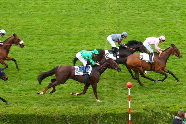 Photo d'arrivée de la course pmu PRIX D'ISSY-LES-MOULINEAUX à SAINT-CLOUD le Lundi 11 avril 2016