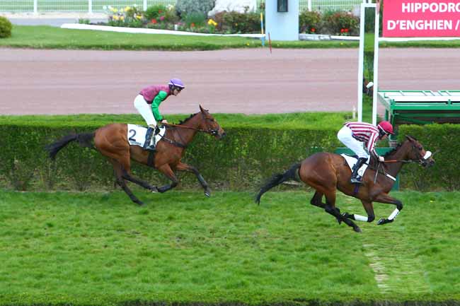 Photo d'arrivée de la course pmu PRIX DU FINISTERE à ENGHIEN le Mardi 12 avril 2016