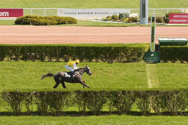 Photo d'arrivée de la course pmu PRIX NIVOLET à ENGHIEN le Mercredi 20 avril 2016