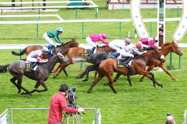 Photo d'arrivée de la course pmu PRIX DE LA PLACE DES VOSGES à COMPIEGNE le Jeudi 21 avril 2016