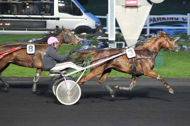 Photo d'arrivée de la course pmu PRIX ASTEROPE à PARIS-VINCENNES le Vendredi 22 avril 2016