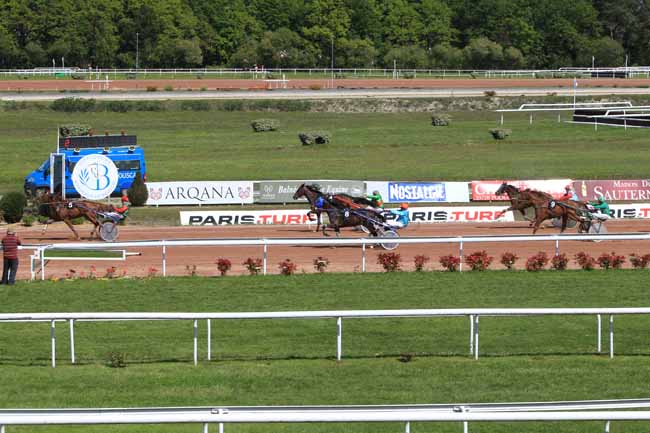 Photo d'arrivée de la course pmu PRIX DE SAUTERNES à BORDEAUX-LE BOUSCAT le Mercredi 27 avril 2016
