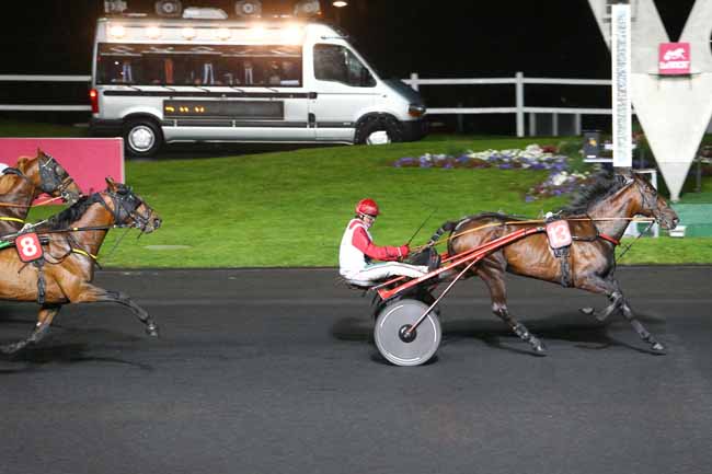 Photo d'arrivée de la course pmu PRIX CLAUDIA à PARIS-VINCENNES le Vendredi 29 avril 2016