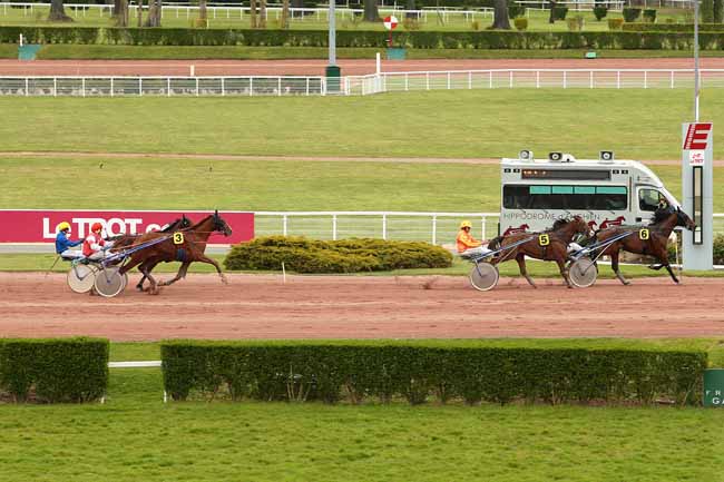 Photo d'arrivée de la course pmu PRIX DU PONT ALEXANDRE III à ENGHIEN le Lundi 2 mai 2016