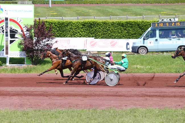 Photo d'arrivée de la course pmu GRAND PRIX DE LA VILLE DE SAINT-GALMIER à SAINT GALMIER le Mardi 17 mai 2016