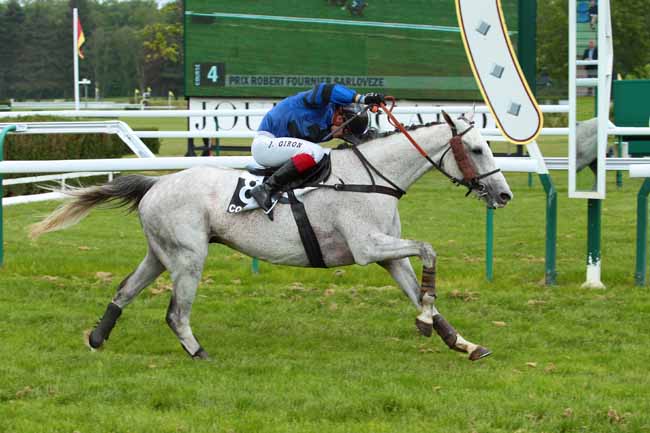 Photo d'arrivée de la course pmu PRIX ROBERT FOURNIER SARLOVEZE à COMPIEGNE le Mardi 17 mai 2016