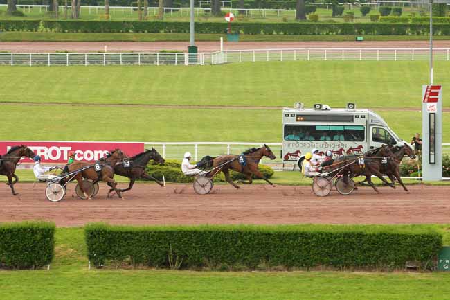 Photo d'arrivée de la course pmu PRIX DE L'OBELISQUE à ENGHIEN le Samedi 28 mai 2016