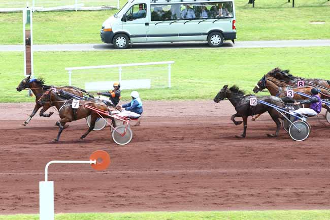 Photo d'arrivée de la course pmu PRIX D'HAUTERIVE à VICHY le Lundi 20 juin 2016