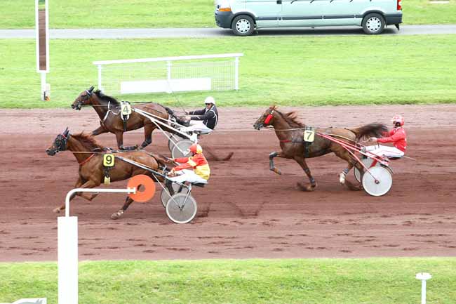 Photo d'arrivée de la course pmu PRIX DE GERZAT à VICHY le Lundi 20 juin 2016