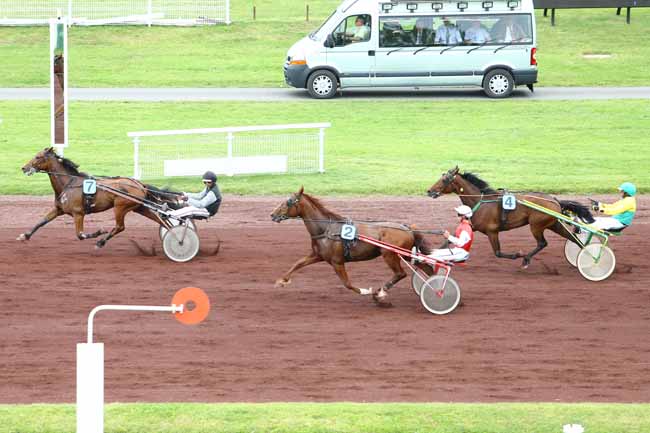Photo d'arrivée de la course pmu PRIX ROQUEPINE (GR A) à VICHY le Lundi 20 juin 2016