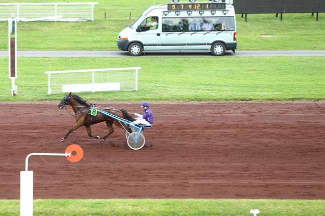 Photo d'arrivée de la course pmu PRIX ROQUEPINE (GR B) à VICHY le Lundi 20 juin 2016