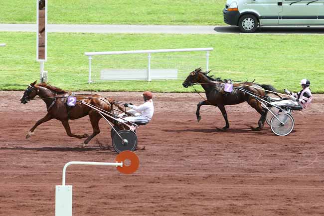 Photo d'arrivée de la course pmu PRIX DE CHEVAGNES à VICHY le Jeudi 30 juin 2016