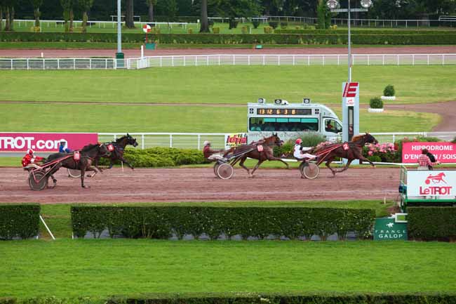 Photo d'arrivée de la course pmu PRIX DU PARC MONCEAU à ENGHIEN le Jeudi 30 juin 2016