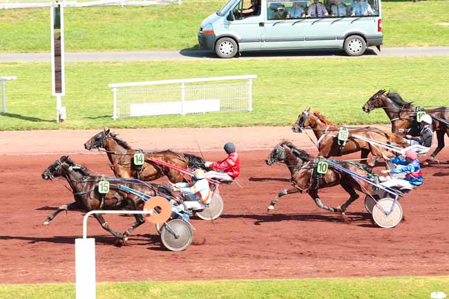 Photo d'arrivée de la course pmu PRIX DE L'ILE-DE-FRANCE à VICHY le Mercredi 6 juillet 2016