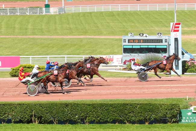 Photo d'arrivée de la course pmu PRIX DU MOULIN ROUGE à ENGHIEN le Samedi 9 juillet 2016