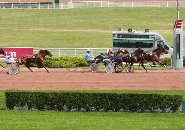 Photo d'arrivée de la course pmu PRIX DE LA SORBONNE à ENGHIEN le Samedi 16 juillet 2016