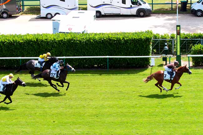Photo d'arrivée de la course pmu PRIX DE GASCOURT à CHANTILLY le Lundi 18 juillet 2016