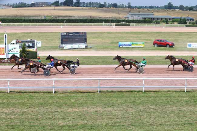 Photo d'arrivée de la course pmu PRIX VILLE DE VIRE-NORMANDIE à VIRE le Mercredi 20 juillet 2016