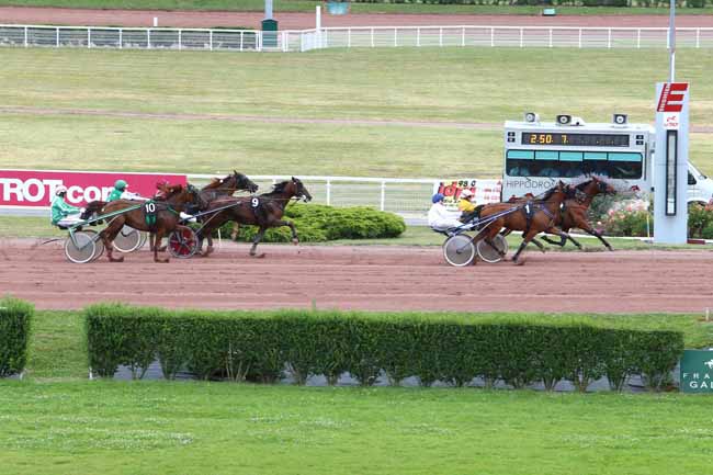 Photo d'arrivée de la course pmu PRIX DE LA CHAUSSEE D'ANTIN à ENGHIEN le Mercredi 27 juillet 2016