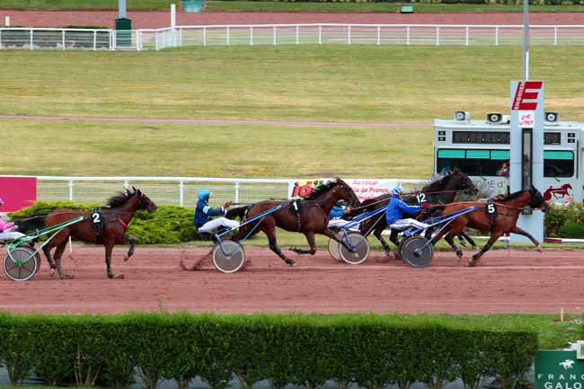 Photo d'arrivée de la course pmu PRIX DU ROULE à ENGHIEN le Samedi 30 juillet 2016