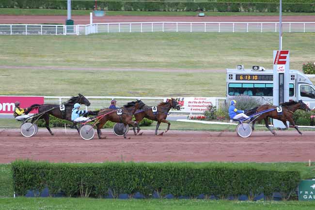Photo d'arrivée de la course pmu PRIX DES HALLES à ENGHIEN le Dimanche 31 juillet 2016