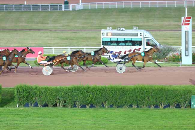 Photo d'arrivée de la course pmu PRIX DE CHALONS DU MAINE à ENGHIEN le Samedi 6 août 2016